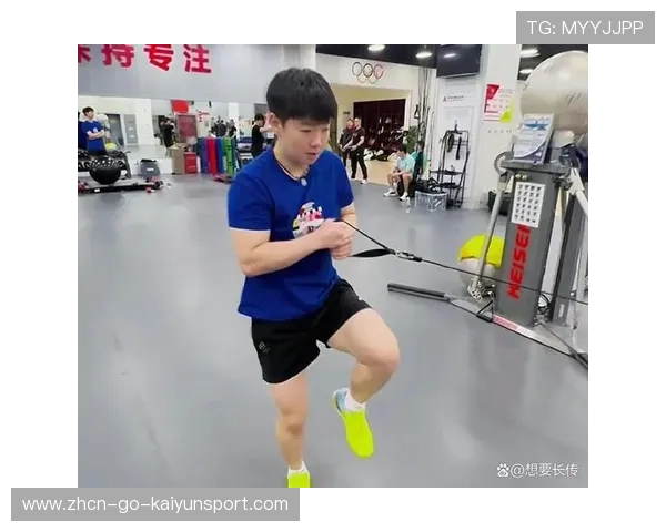 球星在训练中完成高强度冲刺配合长传的复合训练