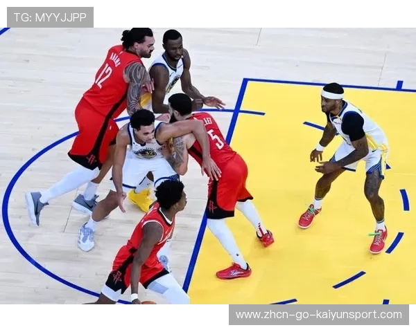 勇士内线卡位到位,篮板保护很干净 勇士内线卡位到位,篮板保护很干净